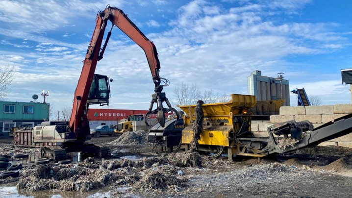 「処理不可能」だった廃棄物を「年間1.2億円の利益」に。投棄コストを収益源に変えたTANAの破砕・分離技術。